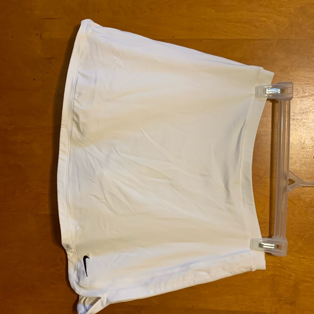 NIKE WHITE GOLF/TENNIS SKORT SIZE XL-small flaw